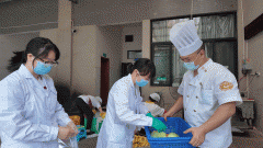 <b>舌尖护航送中考 建牢校园食堂食物平安“防护墙</b>